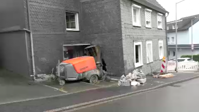 Baumaschine kracht in Haus (Foto: SAT.1 NRW)