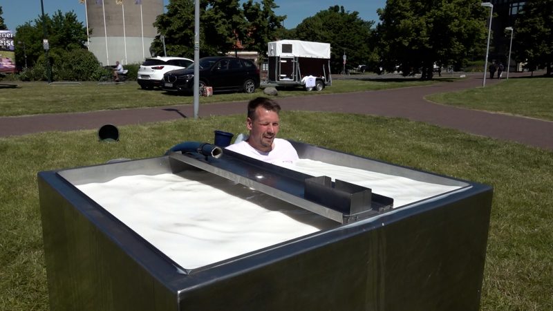 Bauern baden vor NRW Landtag in Milchfass (Foto: SAT.1 NRW)