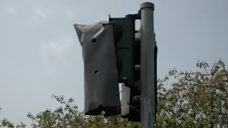 Abgedeckte Ampel leuchtet einfach weiter (Foto: SAT.1 NRW)