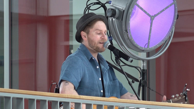 Johannes Oerding singt im Bahnhof (Foto: SAT.1 NRW)