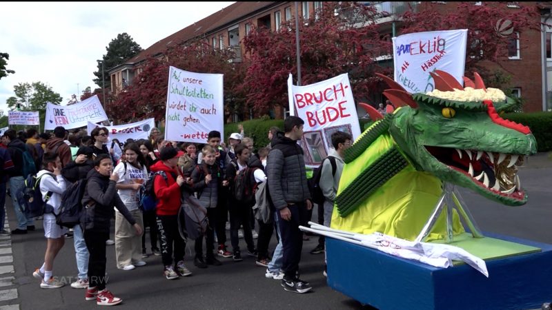 Schüler demonstrieren gegen marode Schulen (Foto: SAT.1 NRW)