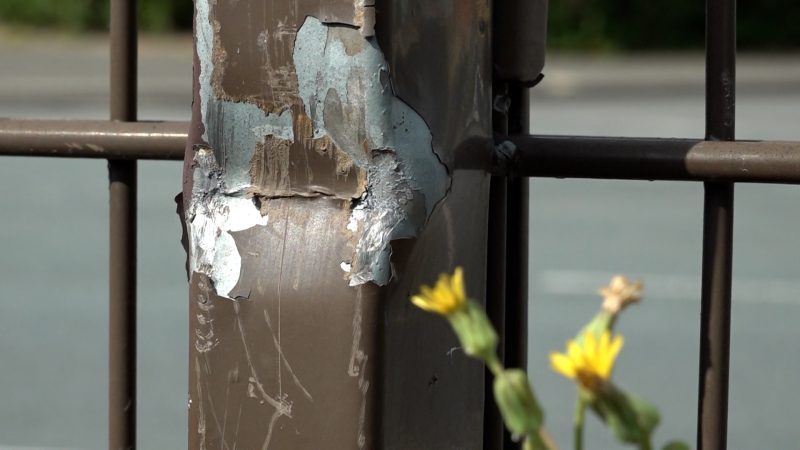 Autodiebe rasen durch Zaun (Foto: SAT.1 NRW)