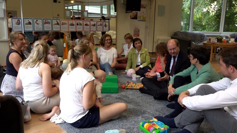 Schulministerin Paul besucht Café Kinderwagen (Foto: SAT.1 NRW)