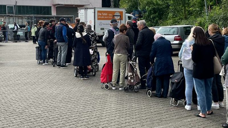 Riesen Andrang bei Bochumer Tafel (Foto: SAT.1 NRW)