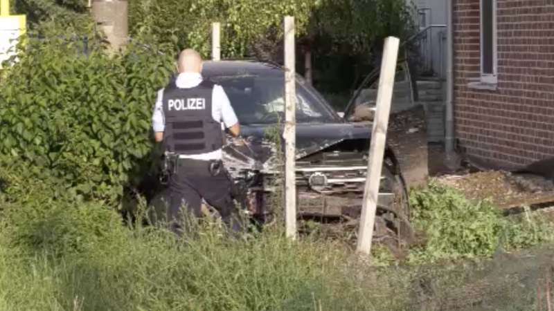 SUV kracht in Haus (Foto: SAT.1 NRW)