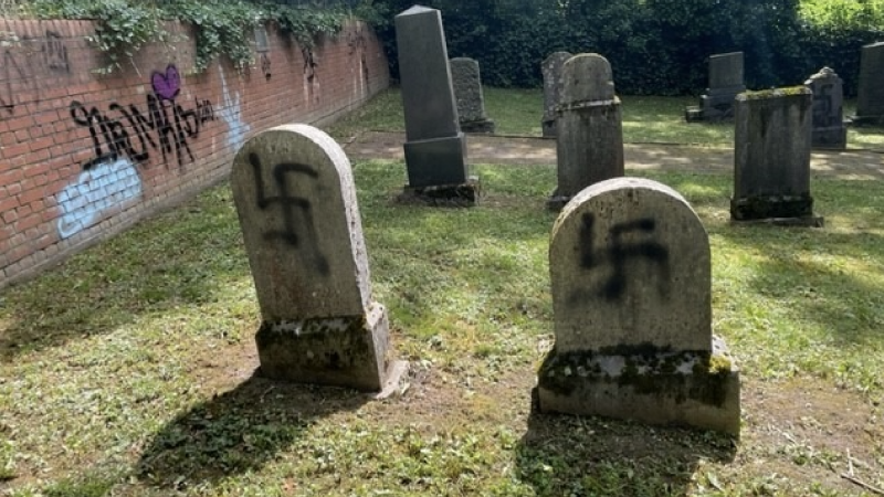 Hakenkreuz-Graffitis auf jüdischem Friedhof (Foto: SAT.1 NRW)