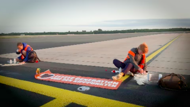 Klimaaktivisten blockieren Flughafen (Foto: SAT.1 NRW)