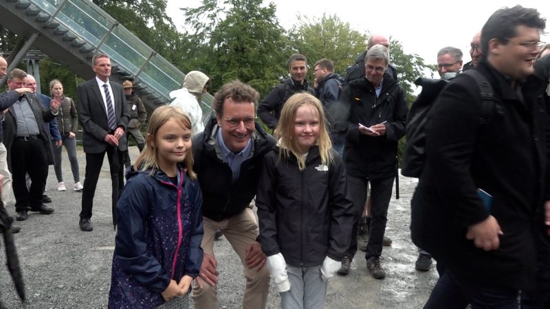 Ministerpräsident Wüst auf Wanderung (Foto: SAT.1 NRW)