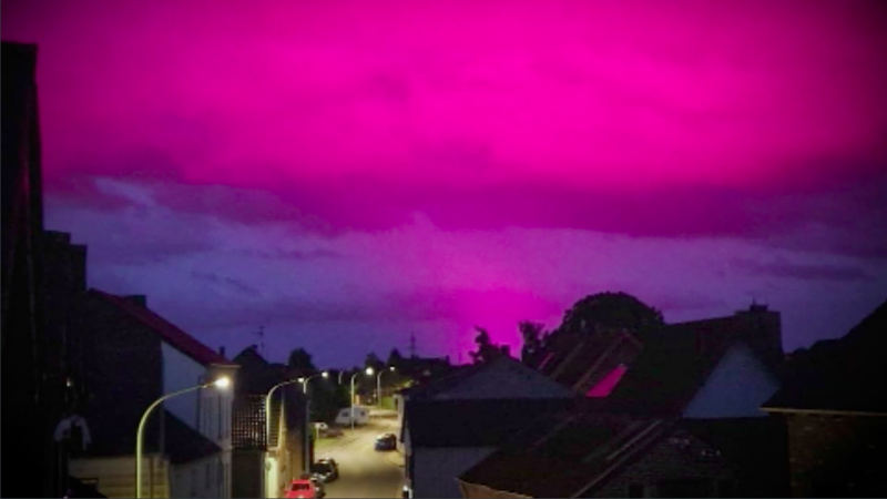 Pinker Himmel in Vettweiss (Foto: SAT.1 NRW)