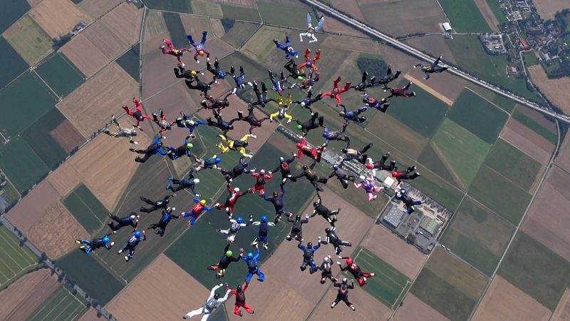 Fallschirmspringer knacken Europarekord (Foto: SAT.1 NRW)