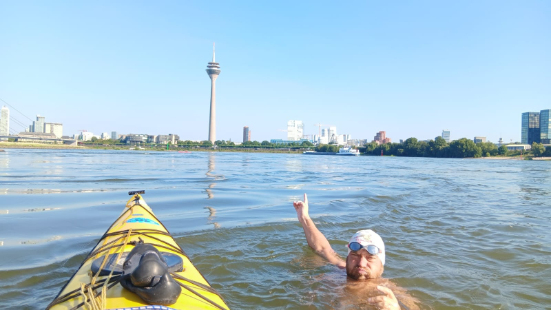 Rheinschwimmer mit besonderer Botschaft (Foto: SAT.1 NRW)