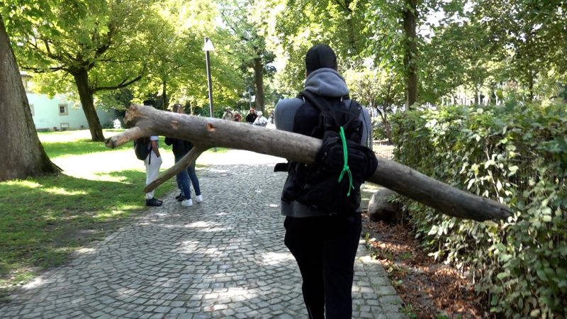 Mann wandert mit Baumstamm (Foto: SAT.1 NRW)