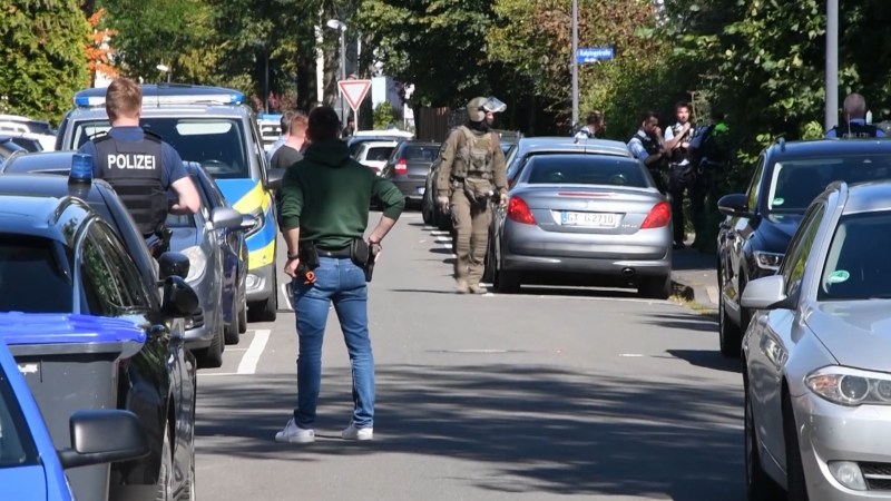 SEK überwältigt Flüchtling (Foto: SAT.1 NRW)