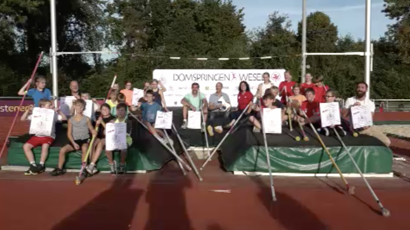 Olympia-Held trainiert Stabhochsprung mit Kindern (Foto: SAT.1 NRW)