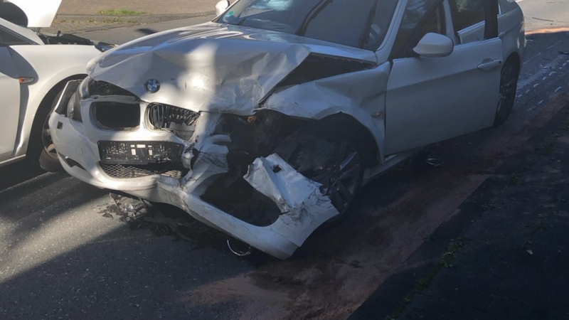 BMW-Raser flüchten nach Crash (Foto: SAT.1 NRW)