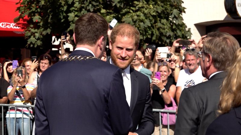 Prinz Harry feiert in Düsseldorf (Foto: SAT.1 NRW)