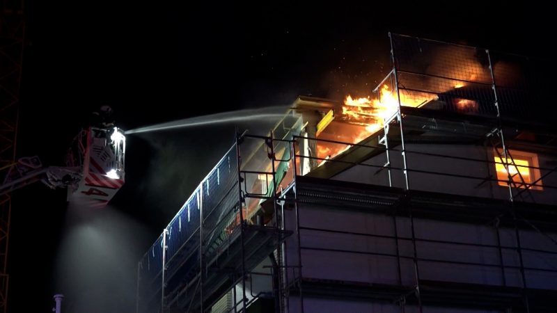 Feuerwehr löscht Brand im Dachstuhl (Foto: SAT.1 NRW)
