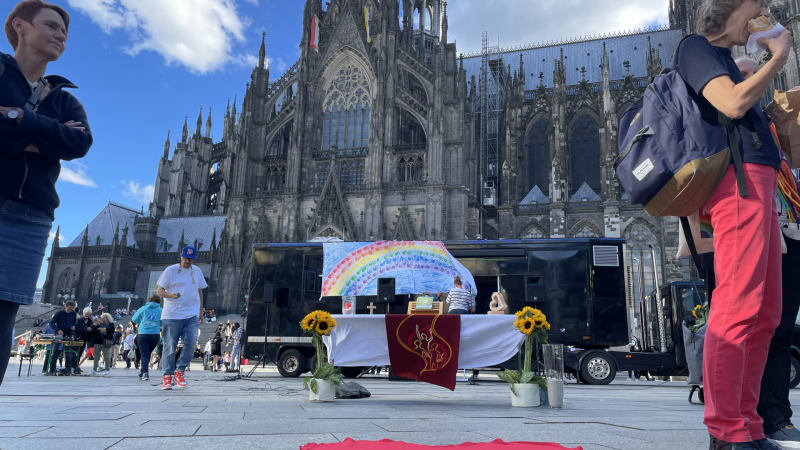 Segnung vor dem Kölner Dom  (Foto: SAT.1 NRW)