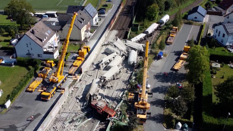 Nach Zugunglück in Geseke: Bahnstrecke bleibt gesperrt (Foto: SAT.1 NRW)