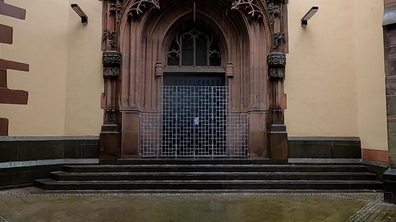 Gitter vor Kirche gegen Obdachlose (Foto: SAT.1 NRW)