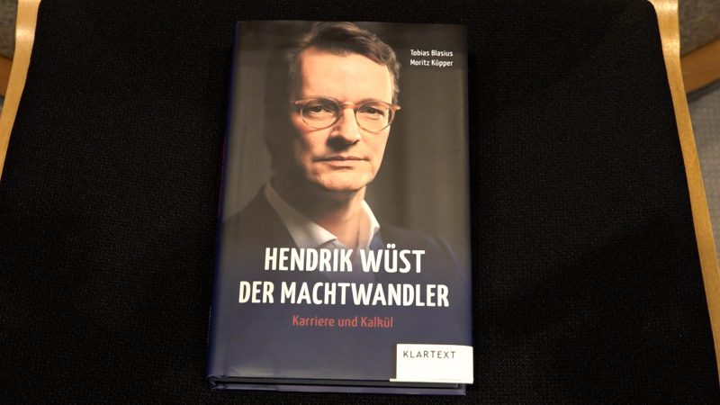 Buch über Ministerpräsident Wüst (Foto: SAT.1 NRW)