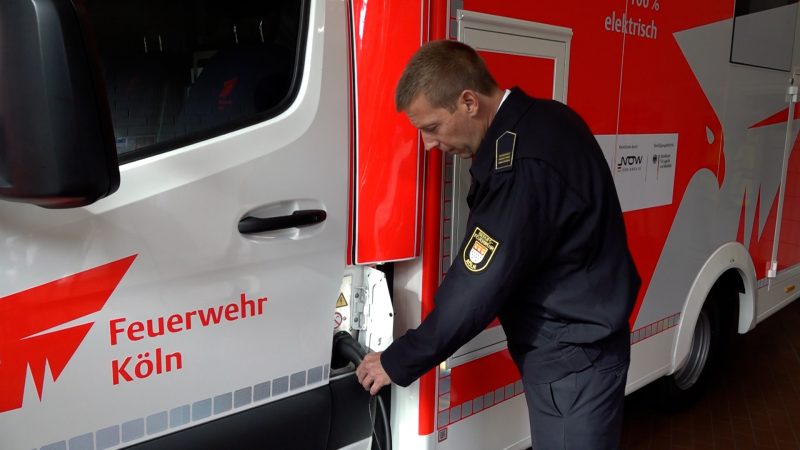 Erster elektrischer Feuerwehrwagen in NRW (Foto: SAT.1 NRW)