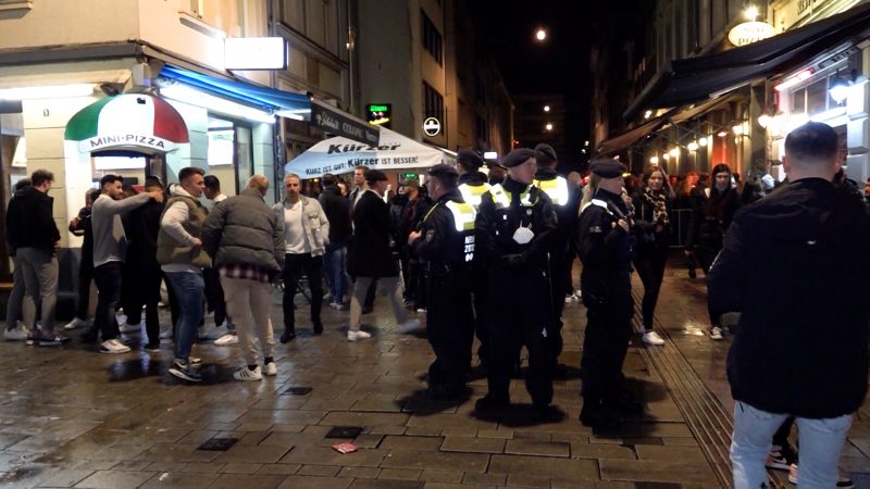 Reul zieht Bilanz in der Düsseldorfer Altstadt (Foto: SAT.1 NRW)