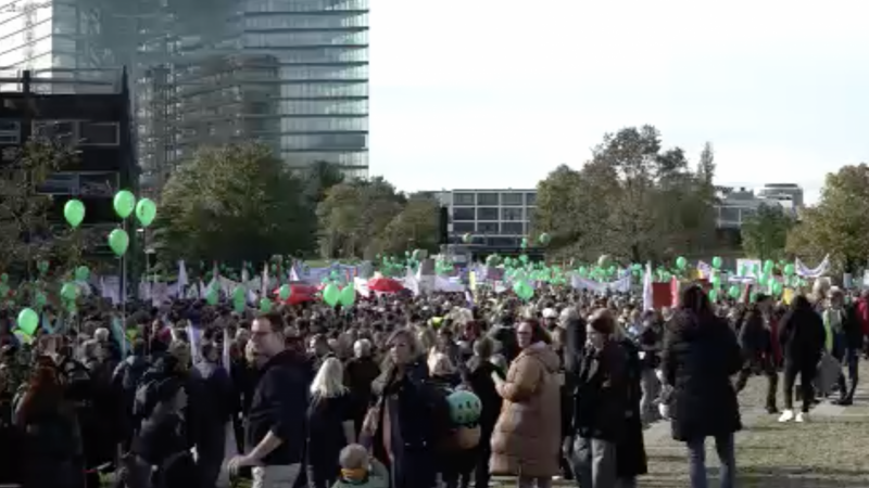 Mehr als 20.000 bei Sozialprotest in Düsseldorf (Foto: SAT.1 NRW)