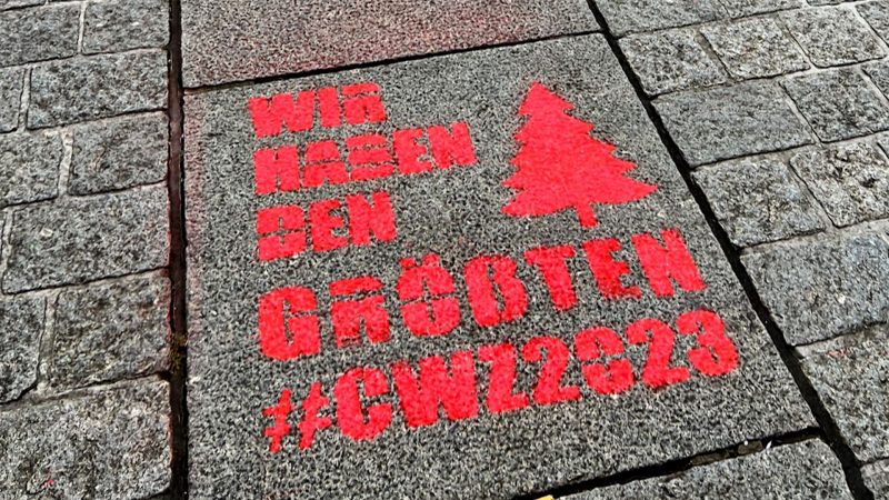 Dortmunder Weihnachtsmarkt mit Cranger Werbung besprüht (Foto: SAT.1 NRW)