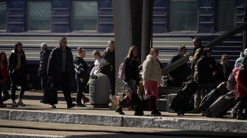 NRW stellt Flüchtlingsberater vor (Foto: SAT.1 NRW)