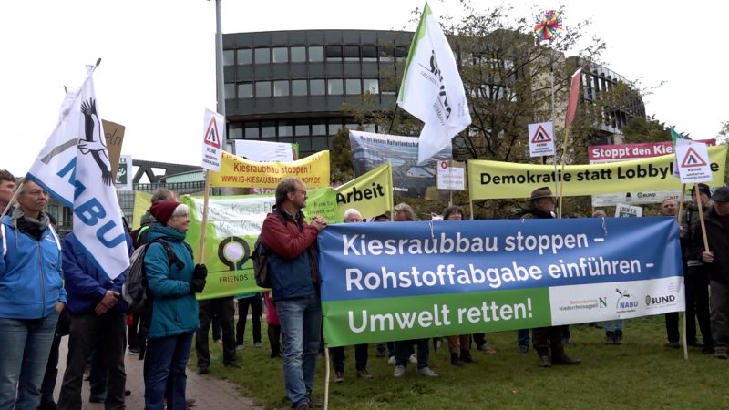 Demonstration vor dem Landtag gegen Kiesabbau (Foto: SAT.1 NRW)