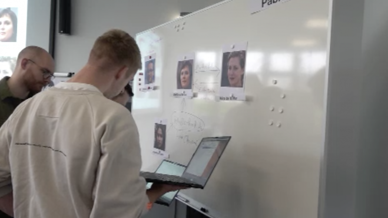 Reul besucht Studierende des neuen Studiengangs "Digitale Forensik" (Foto: SAT.1 NRW)