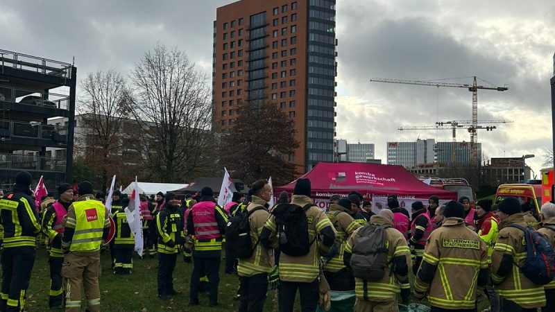 Feuerwehrleute protestieren gegen Erhöhung des Rentenalters (Foto: SAT.1 NRW)