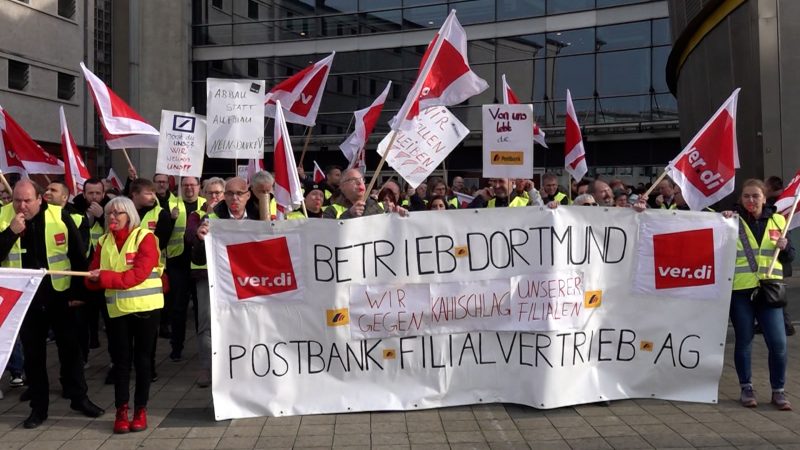 Postbank-Mitarbeiter demonstrieren gegen Filialschließungen (Foto: SAT.1 NRW)