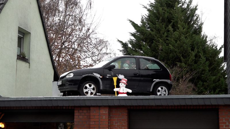 Was macht das Auto AUF der Garage? (Foto: SAT.1 NRW)