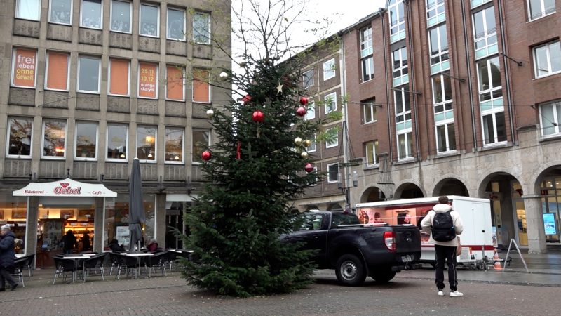 Weihnachtsbaum in Neuss nur halb geschmückt (Foto: SAT.1 NRW)
