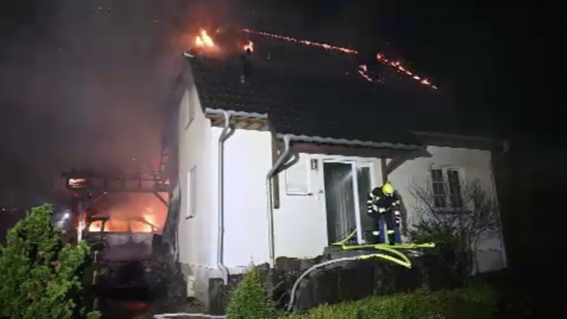 Zwei Familien verlieren ihr Zuhause bei Großbrand (Foto: SAT.1 NRW)
