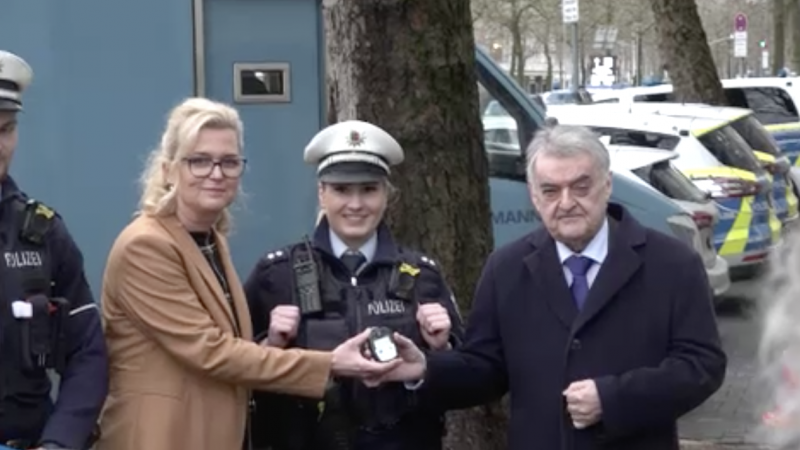 Polizei wird mit Kohlenmonoxid-Warngeräten ausgestattet (Foto: SAT.1 NRW)