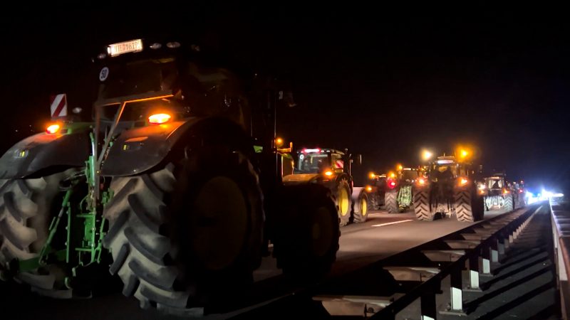 Landwirte blockieren Autobahn in NRW (Foto: SAT.1 NRW)