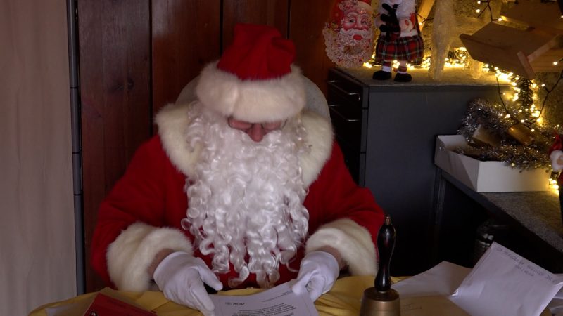 Weihnachtsmann eröffnet Büro in Neuss (Foto: SAT.1 NRW)