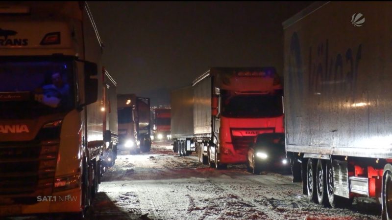 Eingeschneit auf der A3 (Foto: SAT.1 NRW)