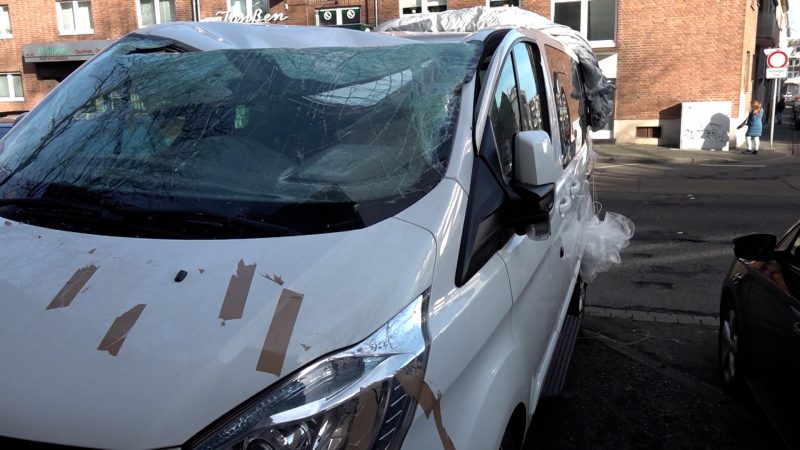 Auto rettet Leben - Besitzer bleiben wohl auf dem Schaden sitzen (Foto: SAT.1 NRW)