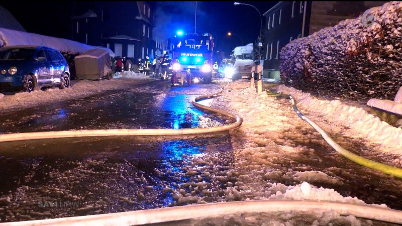 Mehrfamilienhaus in Sprockhövel brennt (Foto: SAT.1 NRW)