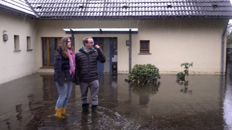 Haus in Essen vom Wasser eingeschlossen (Foto: SAT.1 NRW)