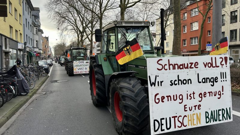 Landwirte legen Straßen lahm (Foto: SAT.1 NRW)