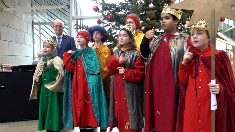 Sternsinger besuchen Landtag (Foto: SAT.1 NRW)