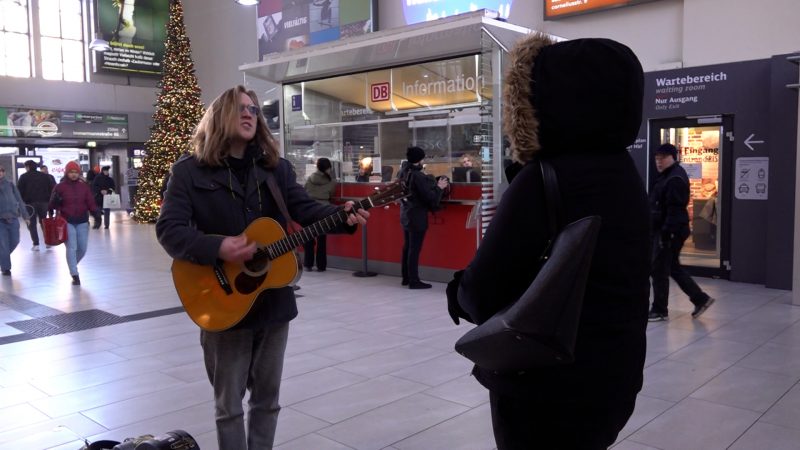 Musiker sorgt für gute Laune trotz Bahnstreik (Foto: SAT.1 NRW)