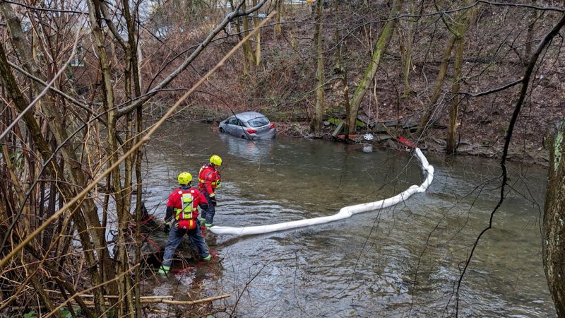 Renter landet mit Auto in Fluss (Foto: SAT.1 NRW)