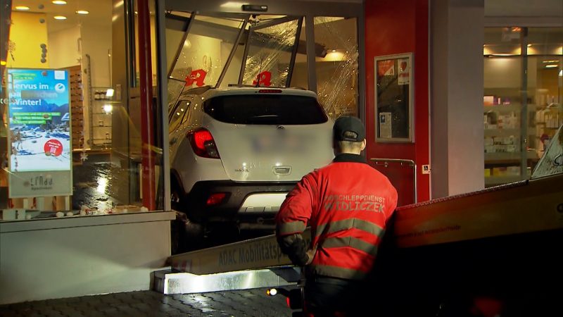 Auto fährt in Apotheke (Foto: SAT.1 NRW)