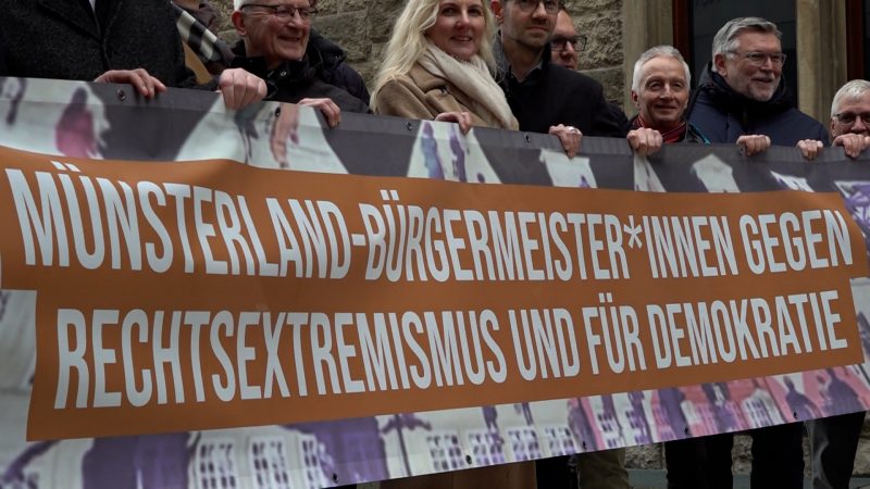 Bürgermeister protestieren AfD-Neujahrsempfang (Foto: SAT.1 NRW)